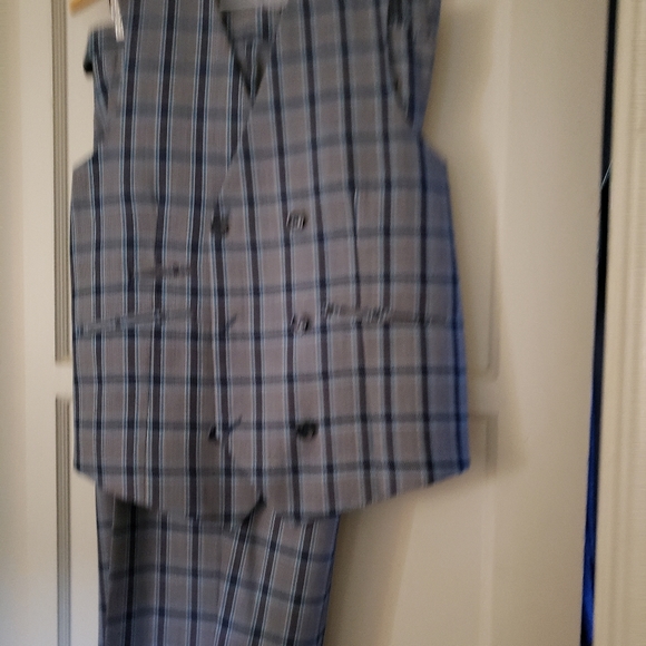 Sophisticated Tiglio Rosso 3 piece men's suit. Shades of blue plaid. - Picture 4 of 12